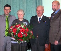 Ehepaar Frisch mit Vertretern der Gemeinde